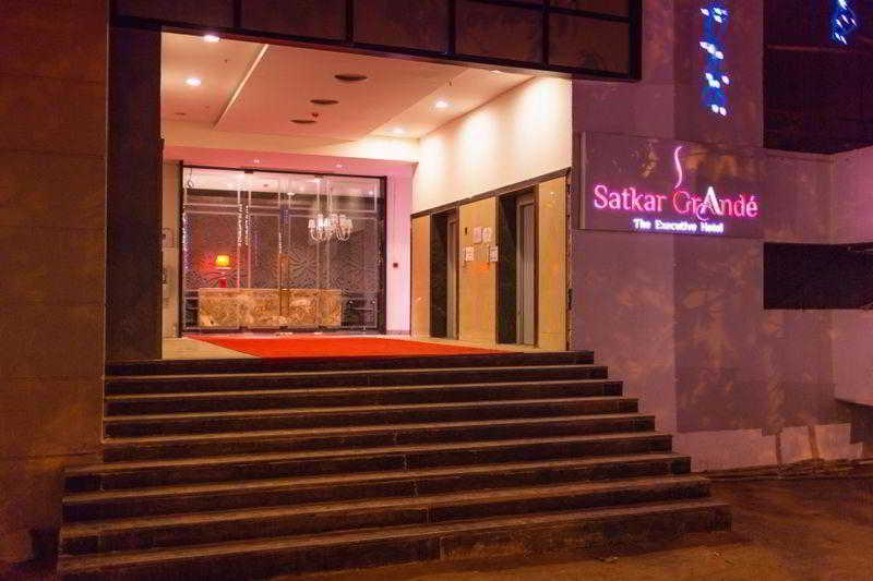 Hotel Satkar Grande Thane Exteriör bild
